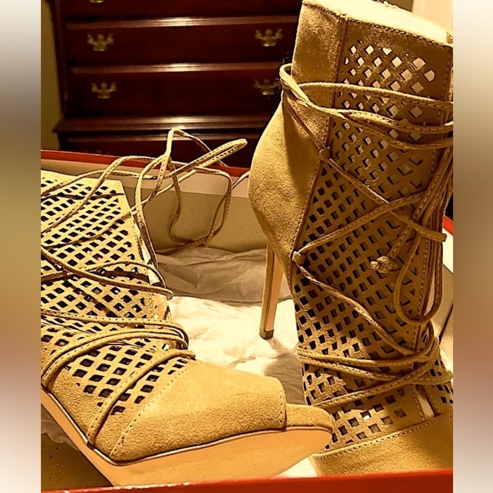 Brand New 💃💕 Guess nude never worn up stiletto/sandals/boots fall or summer